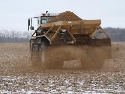 Under current law, Iowa farmers may apply manure originating from an animal feeding operation on snow-covered or frozen ground, except during a period beginning in winter and ending in early spring. (DTN file photo by Pamela Smith)